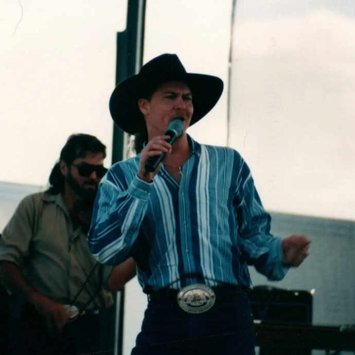 WATCH: Tracy Lawrence's Hilarious 90's Fashion Review